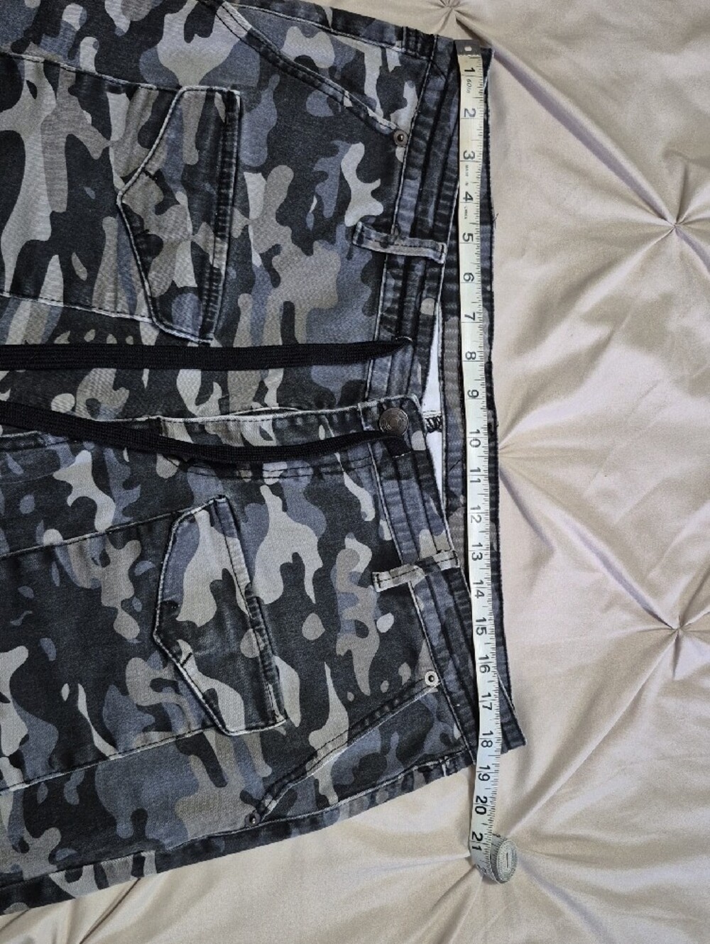 Men's Gray Camo Cargo Shorts with Utility Pockets - Picture 6 of 9